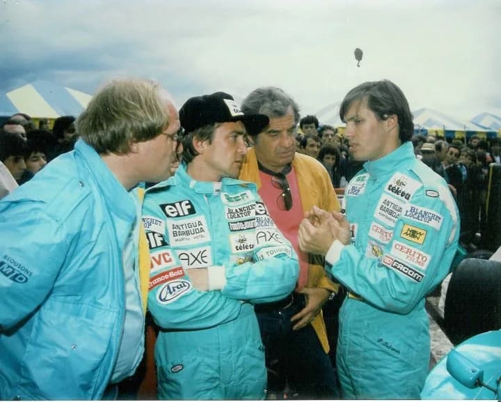 Jean-Paul Belmondo - Formule 3000 GDBA. De gauche à droite : inconnu, Michel Trollé, Jean-Paul Belmondo et son fils le pilote Paul Belmondo.