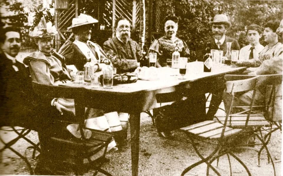 Clara Zetkin - Im Gasthof zum Löwen Bendlikon bei Zürich 1893. Von links nach rechts: Ferdinand Simon  (1862-1912), Friederike Simon, geb. Bebel (1869-1948), Clara Zetkin, Friedrich Engels, Julie Bebe