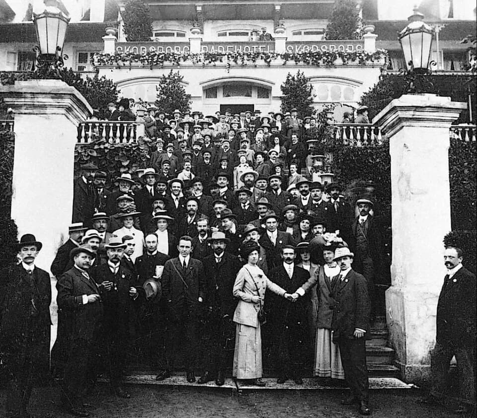 Clara Zetkin - VIII Congresso della II Internazionale Socialista, Copenaghen 1910. Al centro, Alexandra Kollontaj e Clara Zetkin. Dietro di loro, Rosa Luxemburg