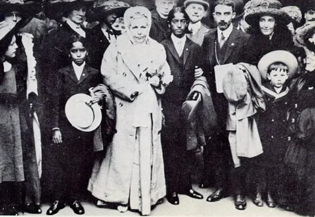 Jiddu Krishnamurti - Annie Besant arrives in Charing Cross Station, London with Jiddu Krishnamurti, his younger brother Nityananda, and George Arundale, prominent Theosophist and tutor to the boys. (P