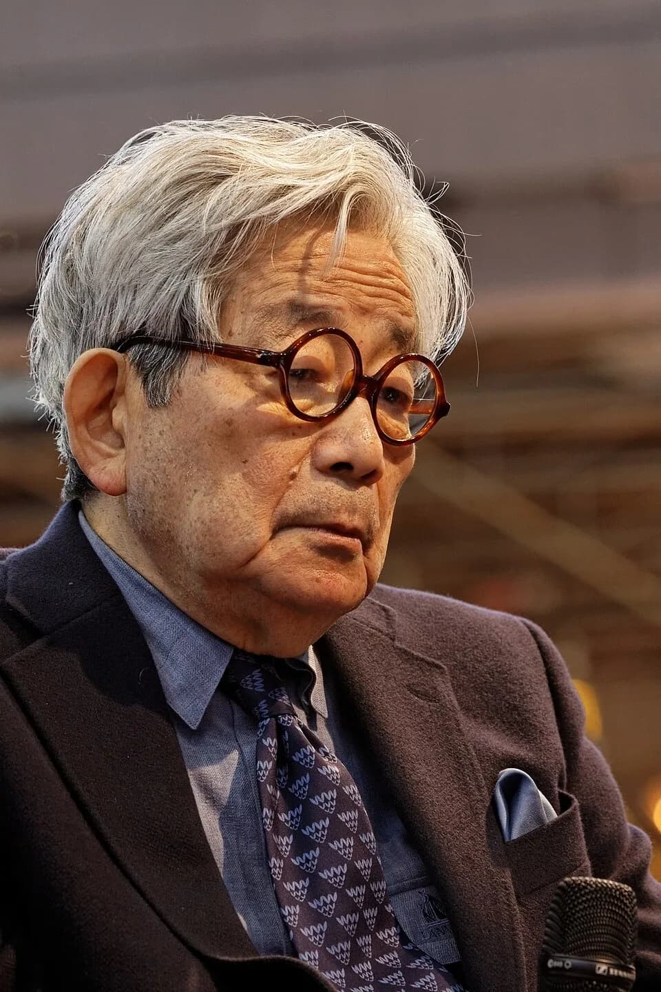 Kenzaburō Ōe - Kenzaburō Ōe en conférence au salon du livre de Paris 2012.