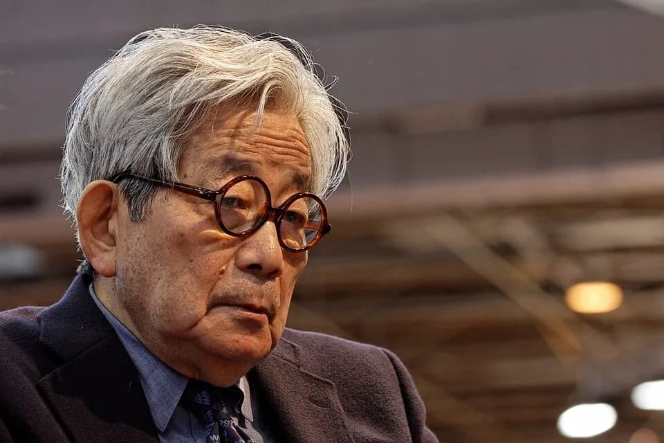 Kenzaburō Ōe - Kenzaburō Ōe en conférence au salon du livre de Paris 2012.