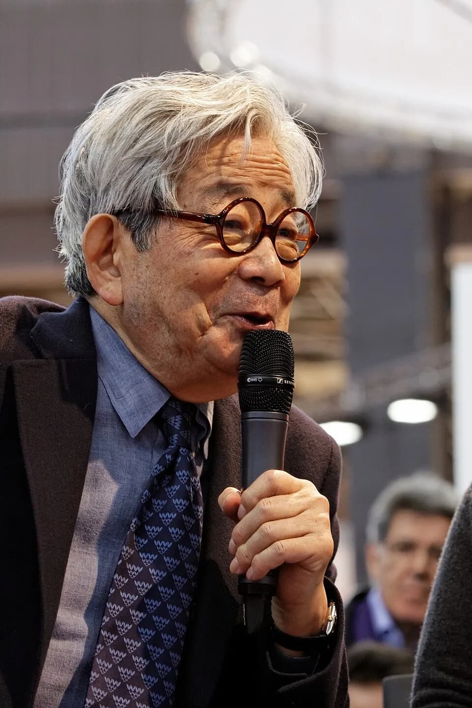 Kenzaburō Ōe - Kenzaburō Ōe en conférence au salon du livre de Paris 2012.