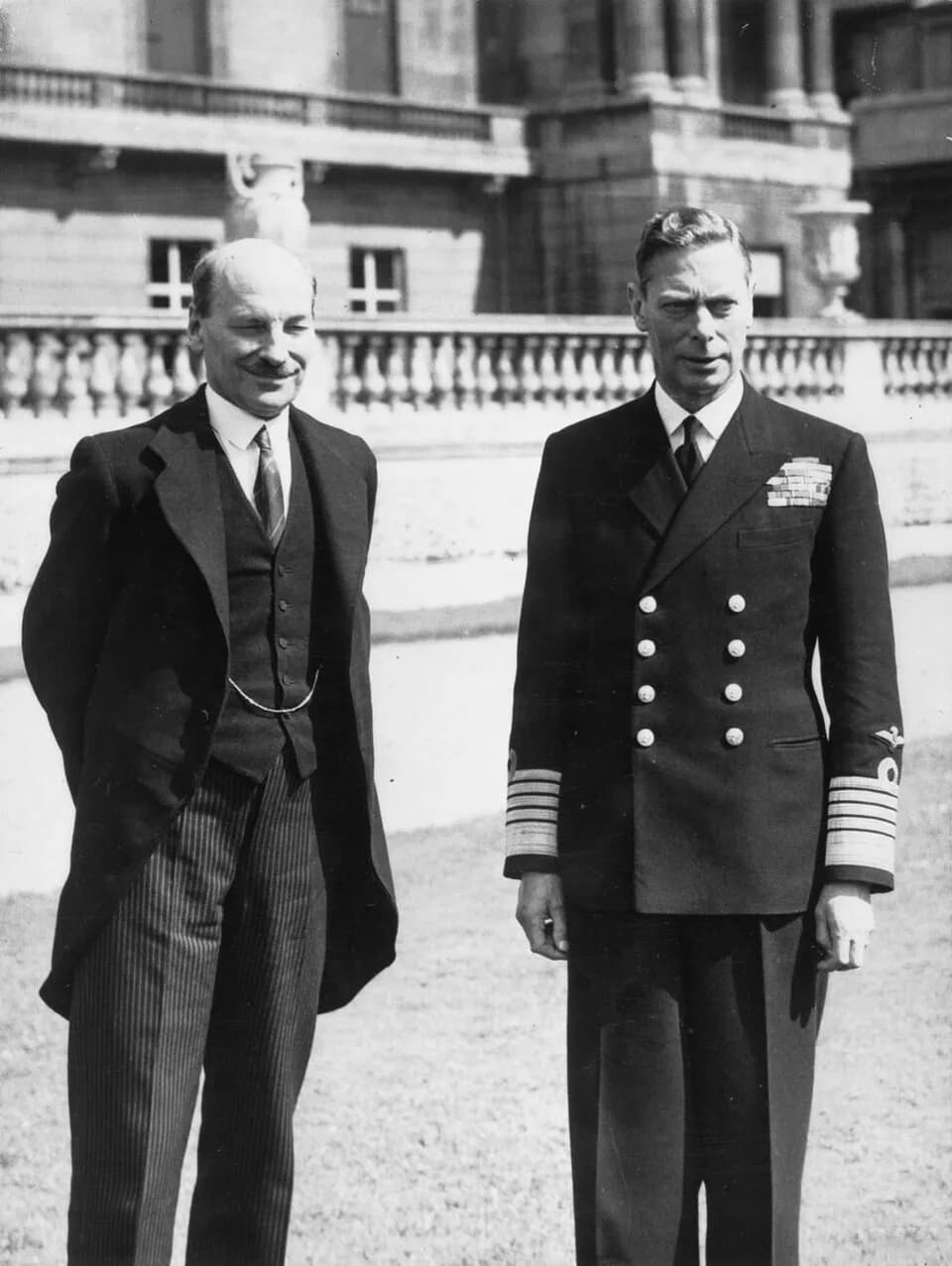Clement Attlee - لقاء كليمنت أتلي مع الملك جورج السادس في ساحة قصر باكنغهام ، بعد فوز حزب العمال في الانتخابات العامة لعام 1945.