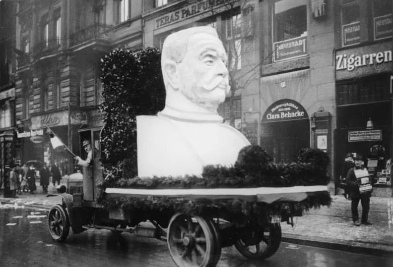 Paul von Hindenburg - Information added by Wikimedia users.
Ergänzung: Das Foto entstand in Berlin, Tauentzienstraße Nr. 13a, vor der „Tauentzien-Apotheke“ (im Bild links).