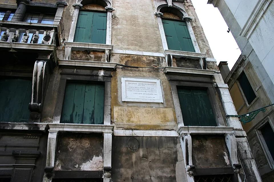 Guillaume Apollinaire - Venice, Plaque on 16th century Palazzo Bellavite in Campo san Maurizio, for Giorgio Baffo, who inhabited this building. The text quotes what Guillaume Apollinaire wrote about B