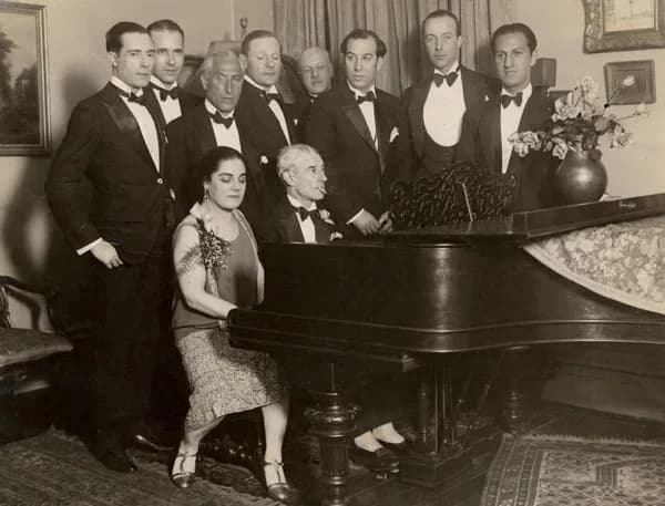 Maurice Ravel - Soirée donnée par Éva Gauthier pour l'anniversaire de Maurice Ravel, le 7 mars 1928. Assis au piano : Éva Gauthier et Ravel; debout, à l'extrême droite : George Gershwin