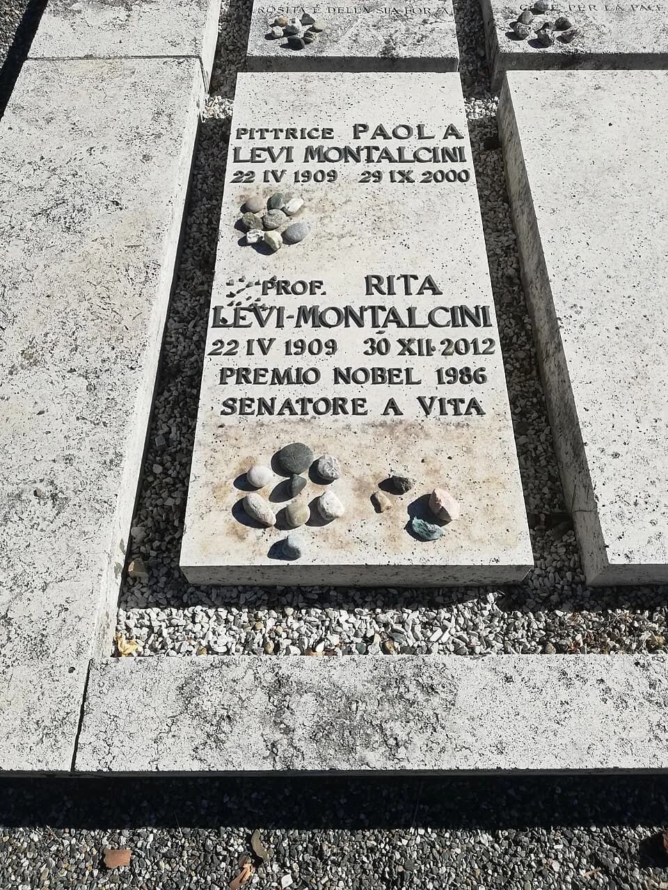 Rita Levi-Montalcini - Lapide delle sorelle Paola e Rita Levi-Montalcini presso il cimitero monumentale di Torino. Si notino i ciottoli lasciati sulla lapide come da tradizione ebraica. Foto scattata