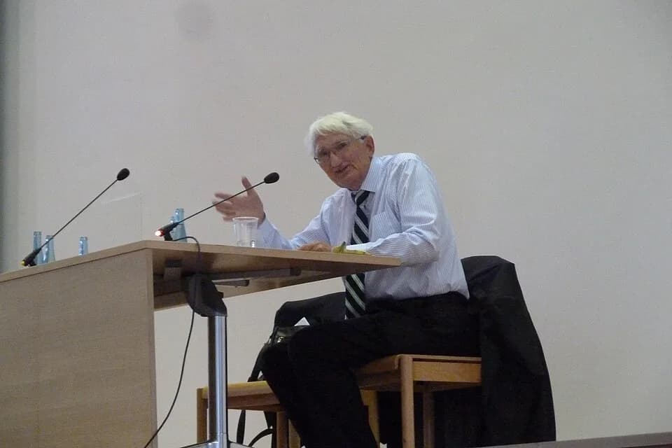 Jürgen Habermas - Jürgen Habermas spricht zur Krise der Europäischen Union
Vortrag des Philosophen am 16. Juni im Audimax der Humboldt-Universität zu Berlin

http://www.hu-berlin.de/pr/nachrichten/nr1