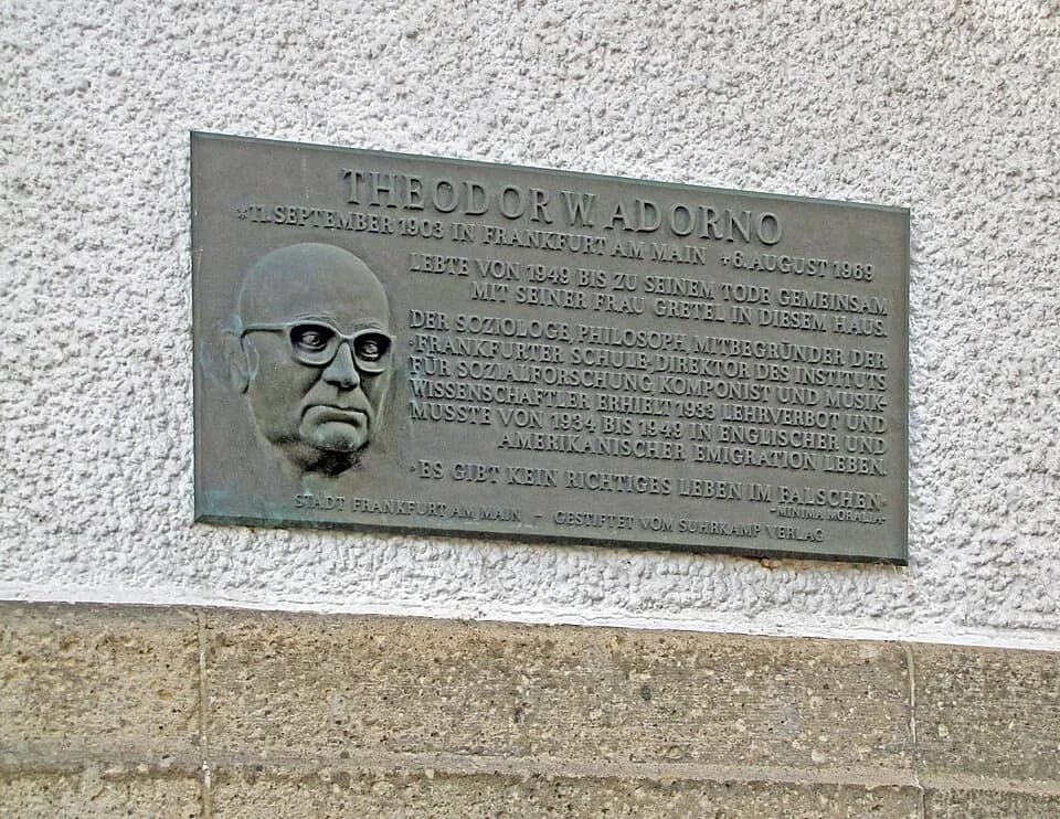 Theodor W. Adorno - Gedenktafel am ehemaligen Wohnhaus, Kettenhofweg 123, Ffm-Westend, für Theodor W.  Adorno und seine Frau Grete.