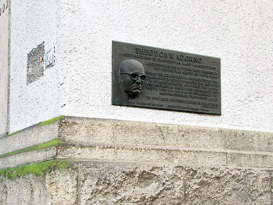 Theodor W. Adorno - Gedenktafel am ehemaligen Wohnhaus, Kettenhofweg 123, Ffm-Westend, für Theodor W.  Adorno und seine Frau Grete.