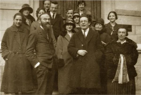 Jean Piaget - Photo of Pierre Bovet (1878–1965) first row (with large beard) and Jean Piaget (1896–1980) first row (on the right, with glasses) in front of the Rousseau Institute, Geneva, 1925.