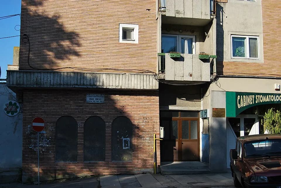 Eugène Ionesco - Pe locul în care s-a ridicat acest bloc de locuinţe s-a aflat casa în care s-a născut Eugen Ionescu