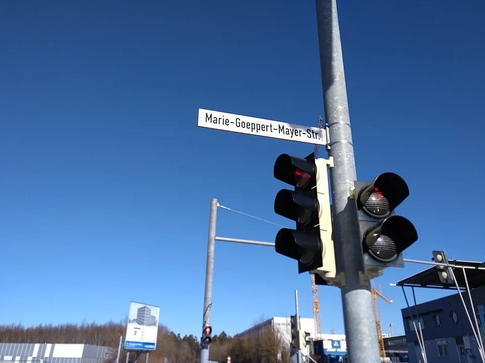 Maria Goeppert Mayer - Ulm, Marie-Goeppert-Mayer-Straße - Straßenschild: Die Nobelpreisträgerin heißt richtig Maria Goeppert-Mayer.