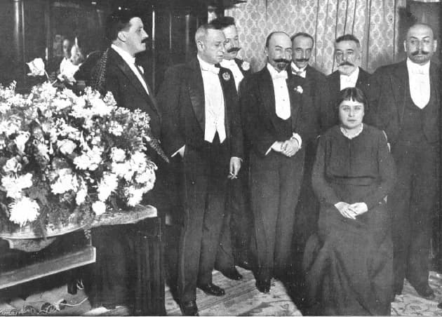 Jacinto Benavente - Fotografía que muestra a la actriz española Rosario Pino rodeada de diversos autores teatrales en un salón del Teatro de la Princesa con motivo de la función de despedida de la art