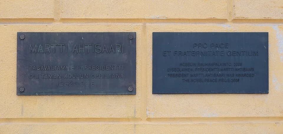 Martti Ahtisaari - Plaques for Martti Ahtisaari on the wall of the school building of Oulu Lyceum.