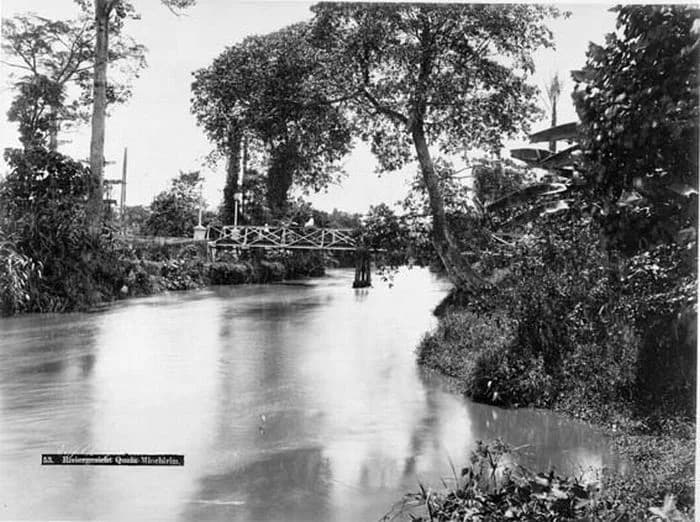 Gustave Eiffel - Foto. De Eiffelbrug over de rivier Kwala Mintjirim.