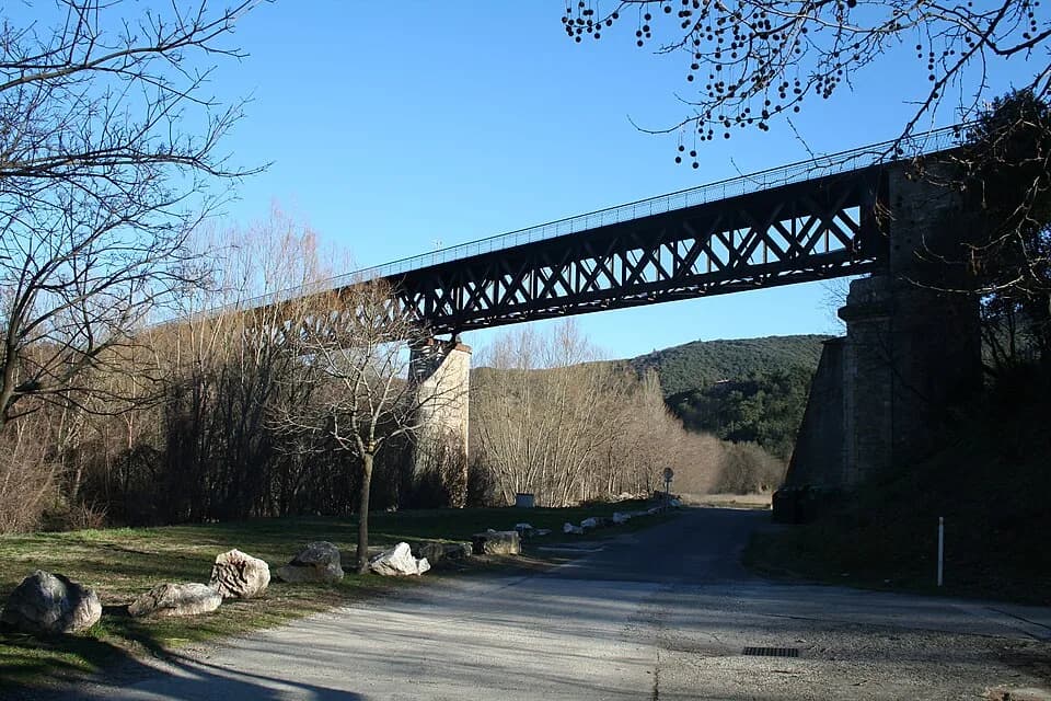 Gustave Eiffel - Olargues (Hérault, Languedoc-Roussillon, France) - pont de chemin de fer de style Gustave Eiffel de 1889, transformé en piste cyclable.