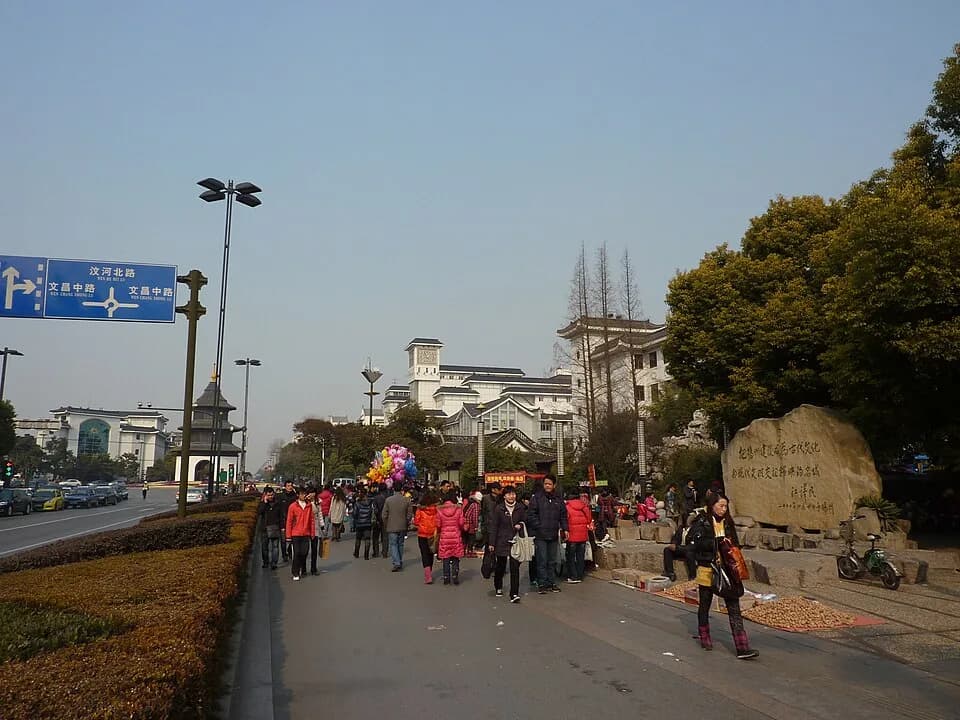 Jiang Zemin - A stone with Jiang Zemin's inscription by the side of Yangzhou's Wenhe Rd, near Wenchang Square
