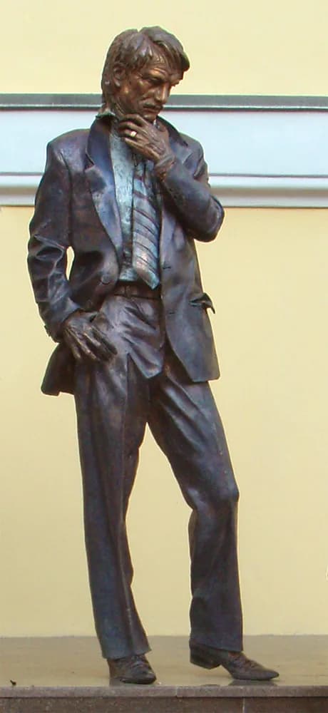 Andrei Tarkovsky - Monument to en:Andrei Tarkovsky at entrance of en:Gerasimov Institute of Cinematography
