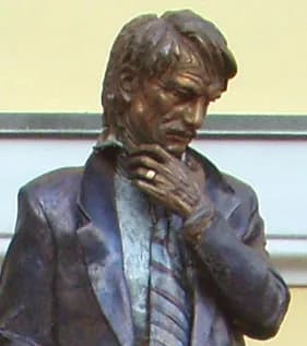 Andrei Tarkovsky - Monument to en:Andrei Tarkovsky at entrance of en:Gerasimov Institute of Cinematography