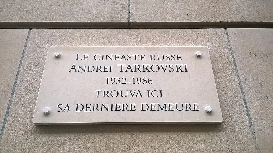 Andrei Tarkovsky - Plaque commémorative apposée le 7 décembre 2006 avec le concours de la Ville de Paris et de l’Ambassade de Russie sur l’immeuble où résida Andrei Tarkovski la dernière  année de sa 