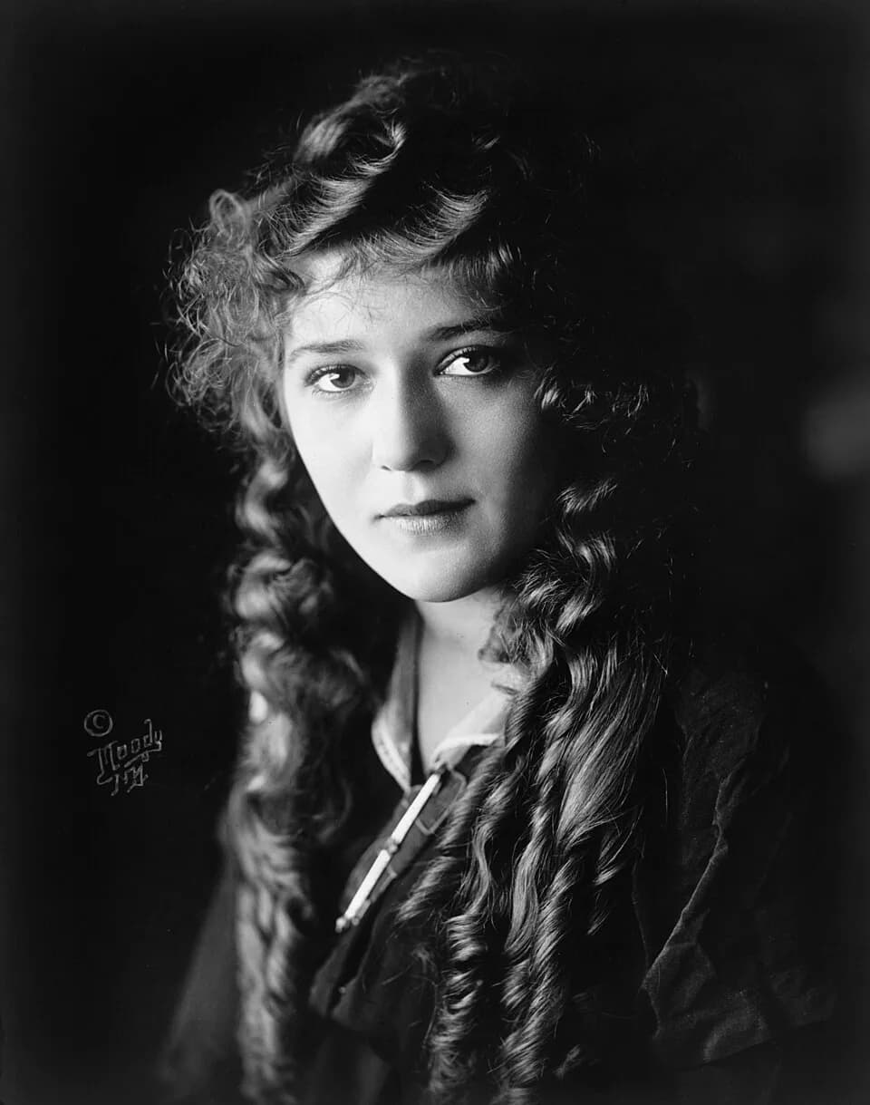 Mary Pickford - Mary Pickford, head-and-shoulders portrait, facing front / Moody, N.Y.