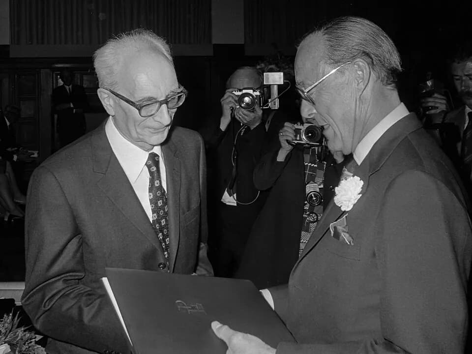 Claude Lévi-Strauss - Prins Bernhard reikt Erasmusprijs uit aan prof. Claude Levi Strauss in Tropenmuseum in Amsterdam
28 mei 1973