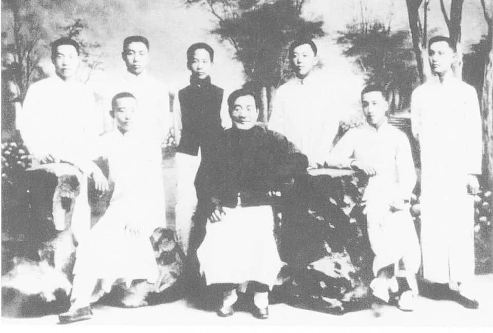 Zhou Enlai - ​1916年南开学校国文教师张暤如与部分国文优秀学生合影（后排左二为周恩来）