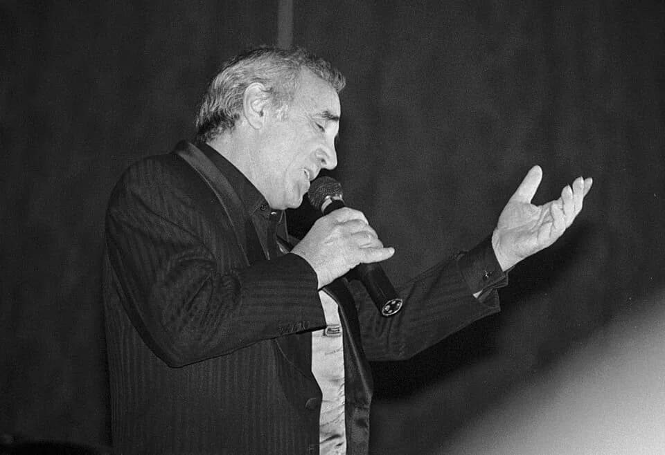 Charles Aznavour - Le chanteur français Charles Aznavour en concert à Deauville (Normandie, France) en septembre 1988.