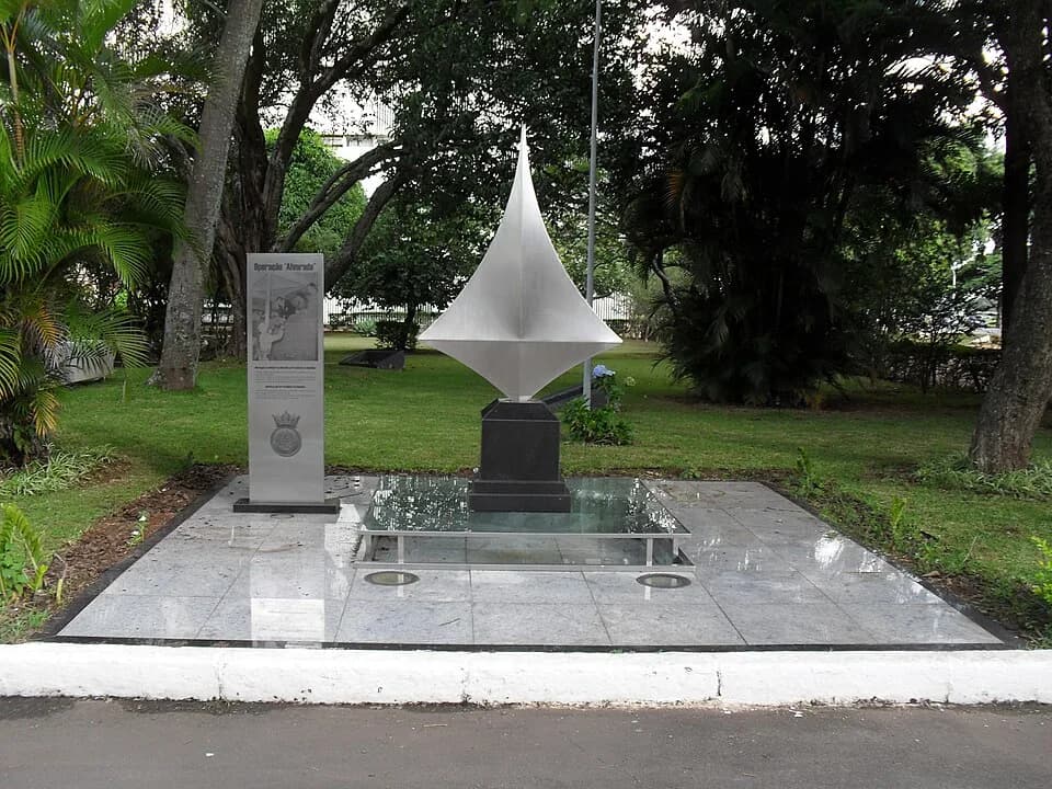 Oscar Niemeyer - A Monument about "Missão Alvorada" in front of Ministy of Defense (Brazilian Navy building)