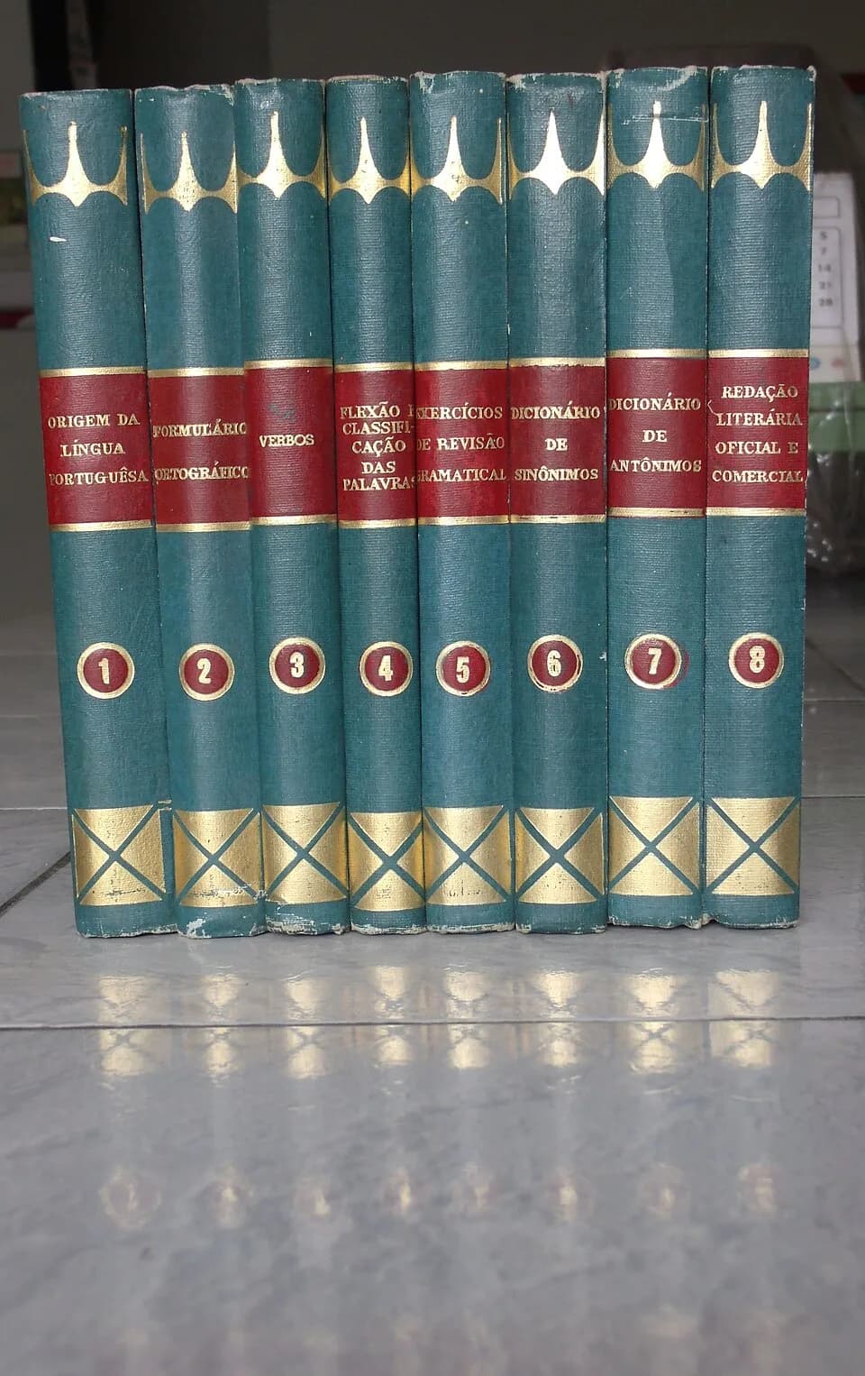 Oscar Niemeyer - Imagem da coleção Biblioteca da Língua Portuguesa edição de 1964, com detalhes da arquitetura de Oscar Niemeyer, no acervo de uma Biblioteca Pública Municipal brasileira
