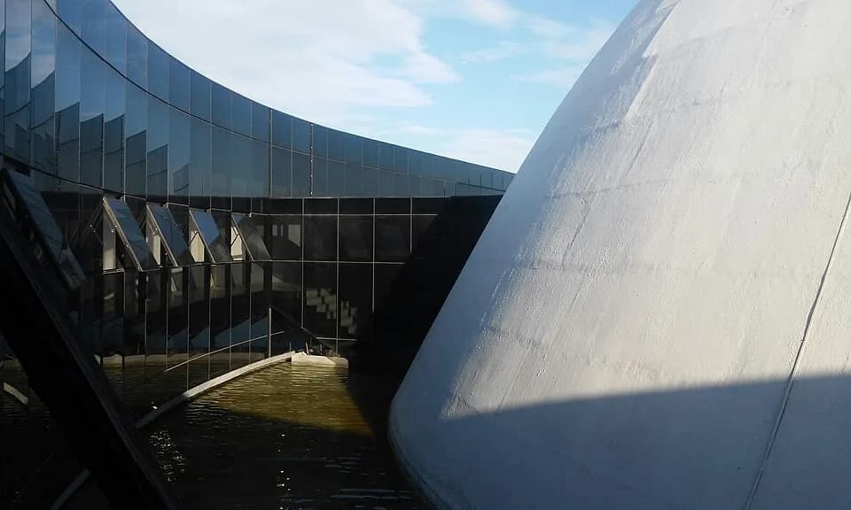 Oscar Niemeyer - “Não é o ângulo reto que me atrai, nem a linha reta, dura, inflexível, criada pelo homem. O que me atrai é a curva livre e sensual, a curva que encontro nas montanhas do meu país, no 