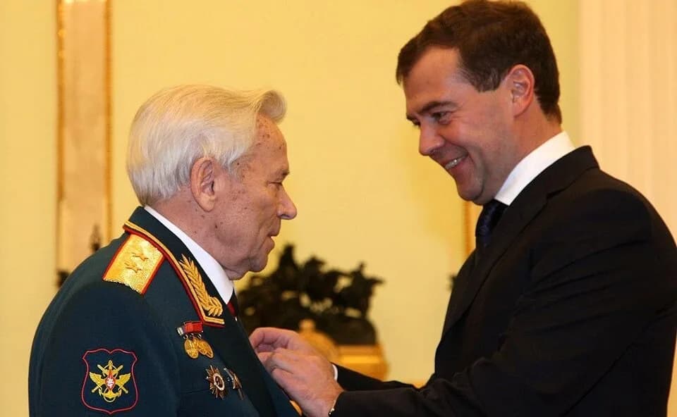 Mikhail Kalashnikov - Дмитрий Медведев поздравлаяет Михаила Калашникова с 90-летием и вручает Золотую Звезду Героя России