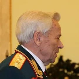 Mikhail Kalashnikov - Дмитрий Медведев поздравлаяет Михаила Калашникова с 90-летием и вручает Золотую Звезду Героя России