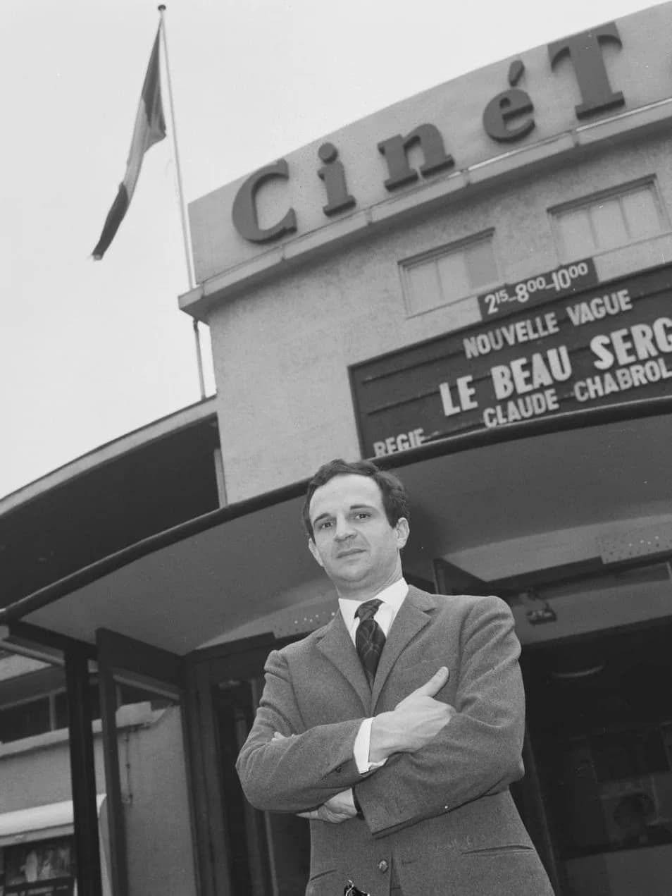 François Truffaut - François Truffaut le 15 mars 1965 (lors d'un festival, ou une rétrospective consacrée à la Nouvelle Vague ?), posant devant le cinéma CinéTol à Amsterdam, où est à l'affiche le fil