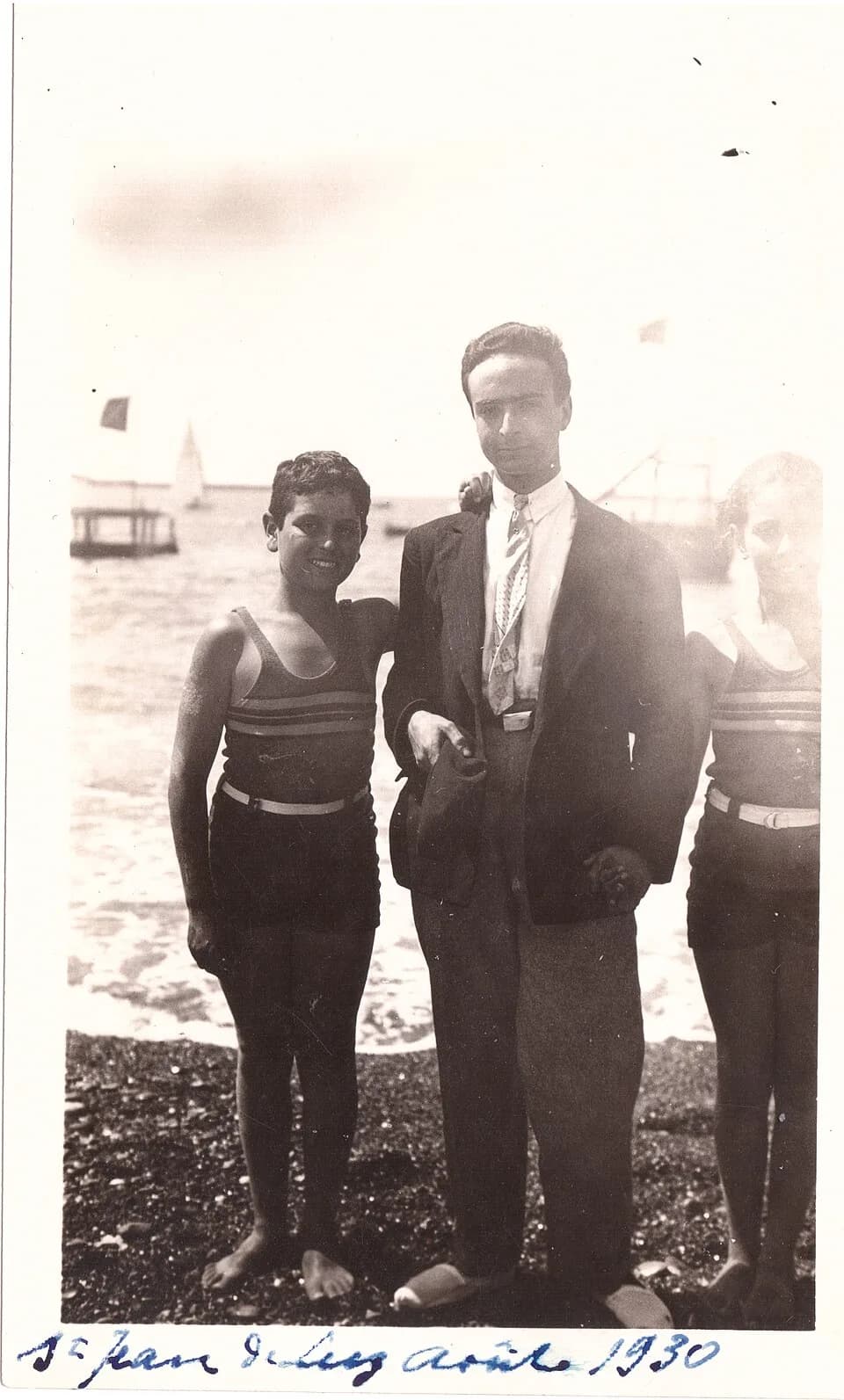 François Truffaut - Roland Lévy (au centre), père présumé de François Truffaut, entouré de ses cousins Philippe et Irène sur la plage de Saint-Jean-de-Luz en août 1930.