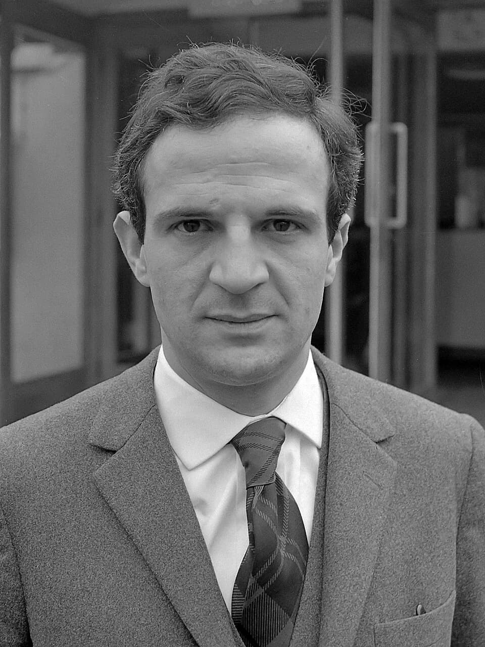 François Truffaut - Franse regisseur Francois Truffaut voor bioscoop Cinétol, waar zijn film draait [Le Peau Douce?] tijdens Nouvelle Vague festival 
15 maart 1965