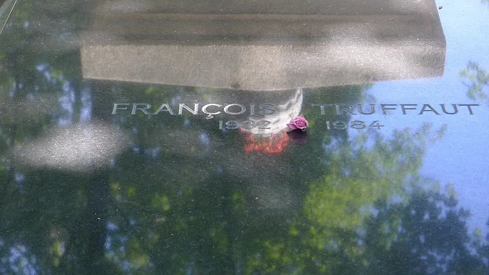 François Truffaut - Spiegelung des Grabsteins François Truffauts Grab auf der Grabplatte am Cimetière Montmartre  (Div. 21)