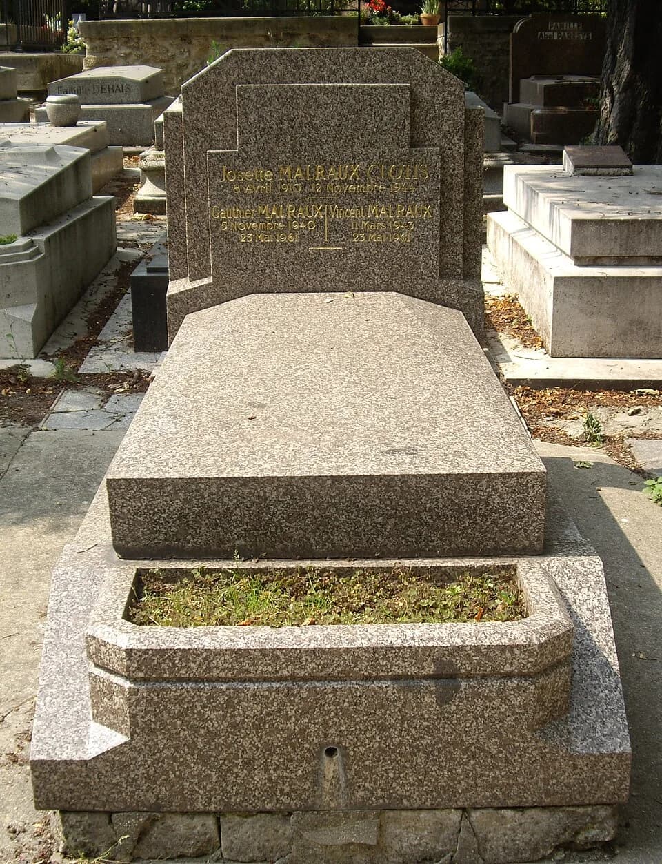 André Malraux - Tombe de Josette Clotis, compagne d'André Malraux, et de leurs fils Gauthier Malraux et Vincent Malraux, au cimetière de Charonne, Paris 20e.