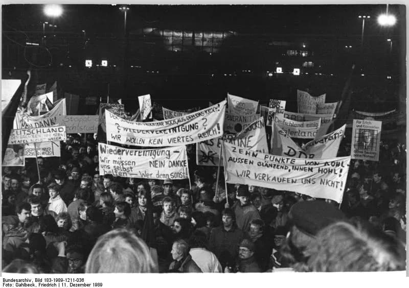 Erich Honecker - For documentary purposes the German Federal Archive often retained the original image captions, which may be erroneous, biased, obsolete or politically extreme. Leipzig, Montagsdemons