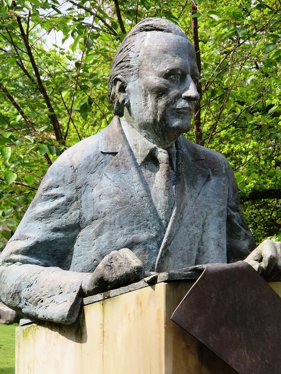 Karl Jaspers - Christa Baumgärtel, "Karl Jaspers", 1983, Bronzeplastik auf Sandsteinsockel, Büste auf dem Cäcilienplatz in Oldenburg