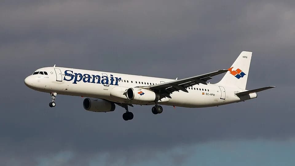 Camilo José Cela - Airbus A321-231 de Spanair a punto de aterrizar en la pista 33 del aeropuerto de Madrid Barajas.