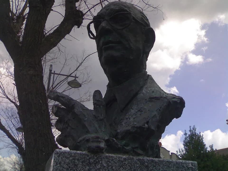 Camilo José Cela - Busto de Camilo José Cela en el paseo de las Cruces de Guadalajara (España) realizado por Luis Sanguino.