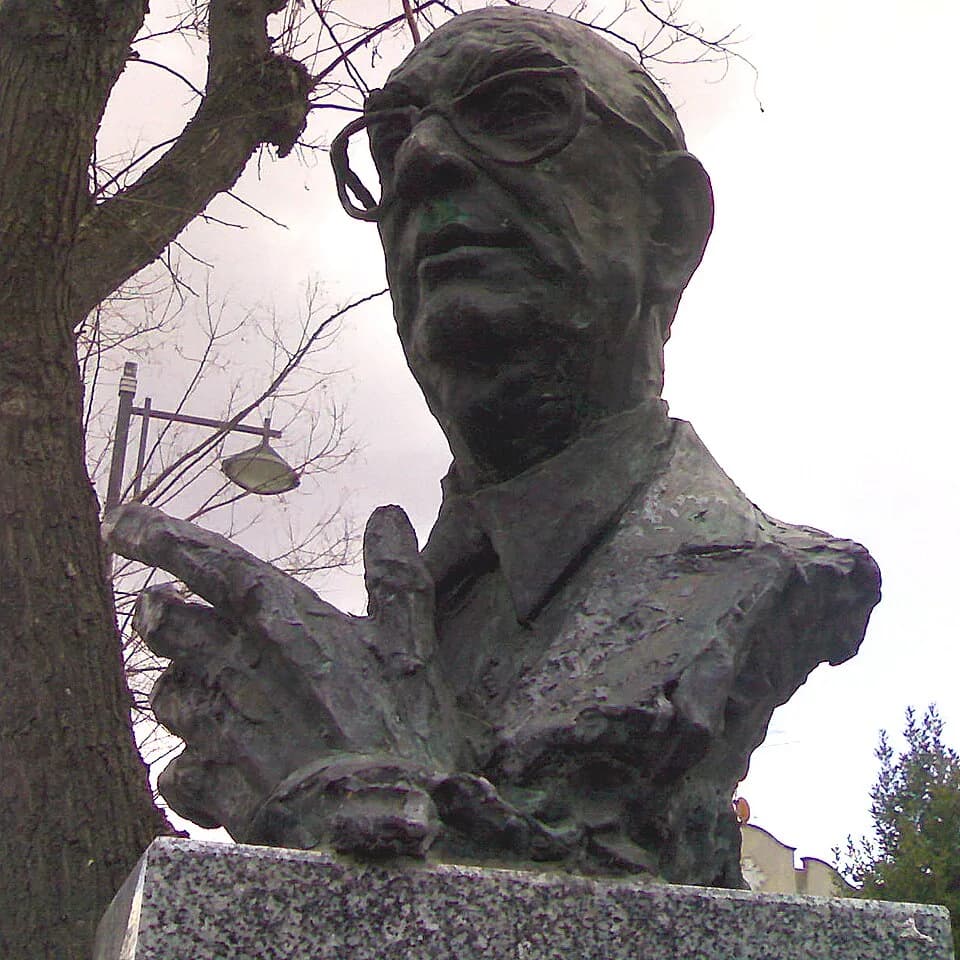 Camilo José Cela - Busto de Camilo José Cela en el paseo de Fernández Iparraguirre de Guadalajara (España) realizado por Luis Sanguino.
