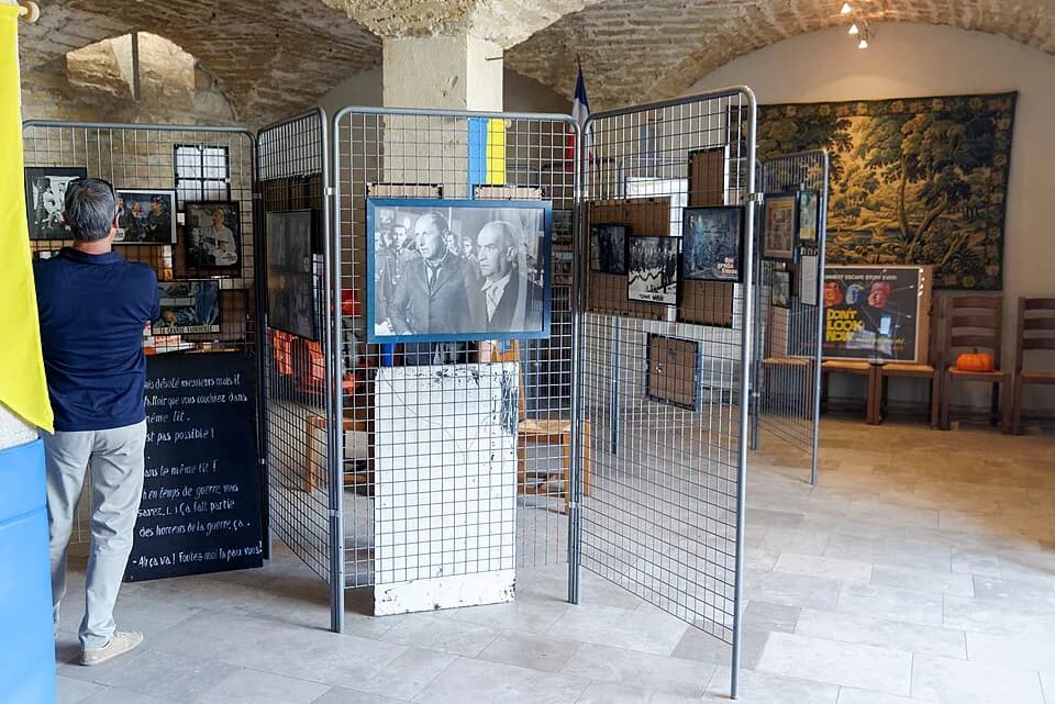 Louis de Funès - Exposition au cellier Robert de Grancey lors du 50e anniversaire du film La Grande Vadrouille à Meursault (Côte-d'Or, Bourgogne-Franche-Comté, France).