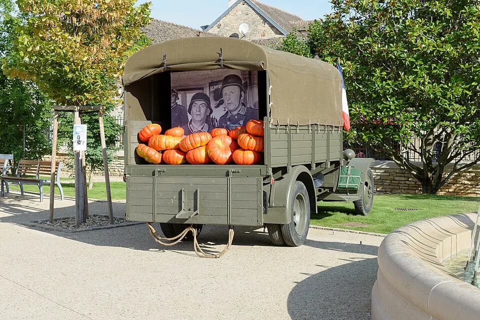 Louis de Funès - Exposition d'un camion militaire contenant des citrouilles, devant l'hôtel de ville, lors du 50e anniversaire du film La Grande Vadrouille à Meursault (Côte-d'Or, Bourgogne-Franche-Co