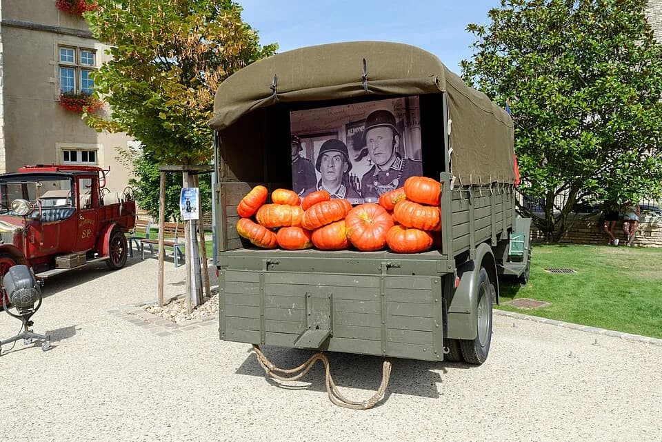 Louis de Funès - Exposition d'un camion militaire contenant des citrouilles, devant l'hôtel de ville, lors du 50e anniversaire du film La Grande Vadrouille à Meursault (Côte-d'Or, Bourgogne-Franche-Co
