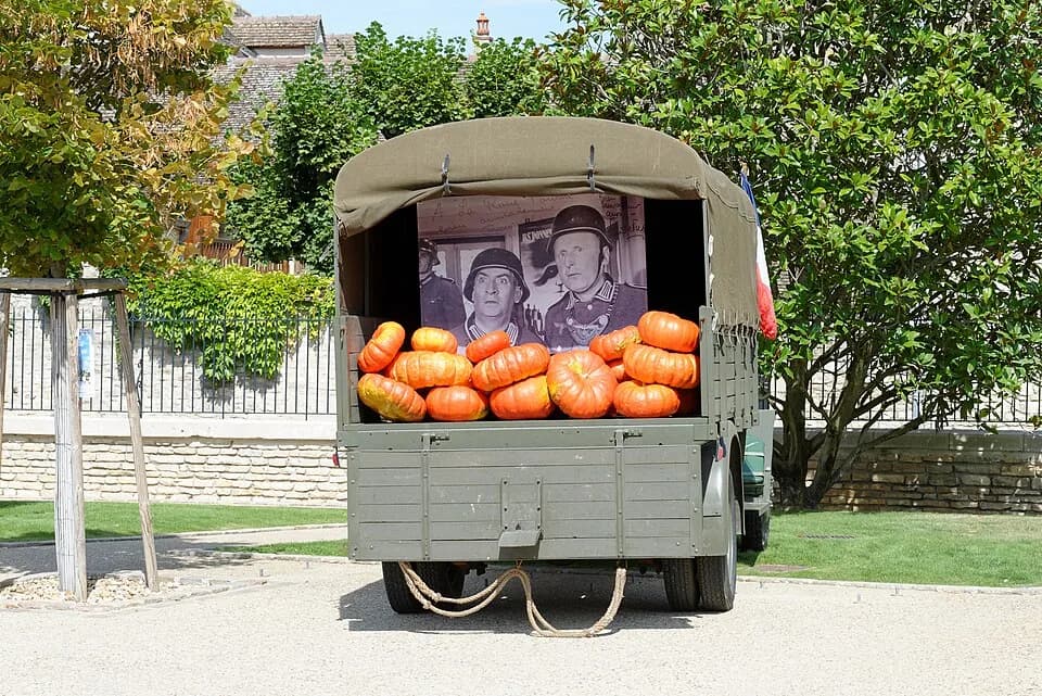 Louis de Funès - Exposition d'un camion militaire contenant des citrouilles, devant l'hôtel de ville, lors du 50e anniversaire du film La Grande Vadrouille à Meursault (Côte-d'Or, Bourgogne-Franche-Co