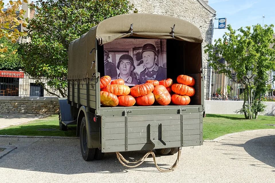 Louis de Funès - Exposition d'un camion militaire contenant des citrouilles, devant l'hôtel de ville, lors du 50e anniversaire du film La Grande Vadrouille à Meursault (Côte-d'Or, Bourgogne-Franche-Co